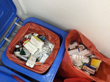 Prag, Çek Cumhuriyeti-4 Ekim 2024: Uyuşturucuyla israf edilen paketler bazen eczaneye özel çöp kutusuna atılıyor. Kullanılmayan ilaçlar sağlık sistemlerinden büyük paralara mal oluyor