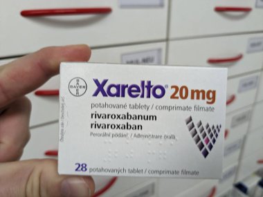 Prag, Çek Cumhuriyeti-15 Ağustos 2024: BAYER tarafından RİVAROXABAN aktif maddesi içeren XARELTO tablet kutusu, kan pıhtılarının önlenmesi ve tedavisinde ve felçte kullanılır.