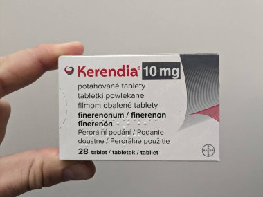 Prag, Çek Cumhuriyeti - 13 Temmuz 2024: BAYER tarafından kronik böbrek hastalığı ve tip 2 diyabet yönetimi için kullanılan FINERENON aktif maddesi içeren KERENDIA tabletleri. 