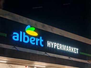 Prag, Çek Cumhuriyeti - 13 Eylül 2024: ALBERT 'in ALBERT süpermarketi, günlük alışverişler için geniş bir market, taze ürün ve ev eşyaları seçimi sunuyor.
