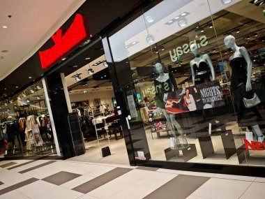 Prag, Çek Cumhuriyeti-30 Temmuz 2023: New Yorker moda perakende mağazası Brno iş ve alışveriş merkezi Bohunice Meydanı