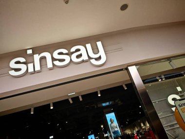 Prag, Çek Cumhuriyeti-9 Ekim 2024: Sinsay, modern alışverişçiler için uygun fiyatlarla moda kıyafetleri, aksesuarlar ve ev dekorasyonu sunan gençlik odaklı moda markası..