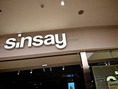 Prag, Çek Cumhuriyeti-9 Ekim 2024: Sinsay, modern alışverişçiler için uygun fiyatlarla moda kıyafetleri, aksesuarlar ve ev dekorasyonu sunan gençlik odaklı moda markası..