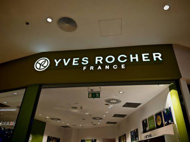 Prag, Çek Cumhuriyeti-9 Ekim 2024: Yves Rocher, botanik bilimi ve sürdürülebilirlikten esinlenerek cilt bakım, saç bakım ve kozmetik ürünleri sunan doğal bir güzellik markası..
