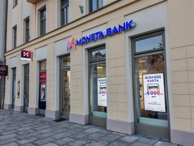 Prag, Çek Cumhuriyeti-9 Ekim 2024: Moneta Money Bank Çek Cumhuriyeti 'nde kişisel ve iş bankacılığı, kredi, tasarruf ve dijital bankacılık hizmetleri sunan önemli bir bankacılık kurumudur