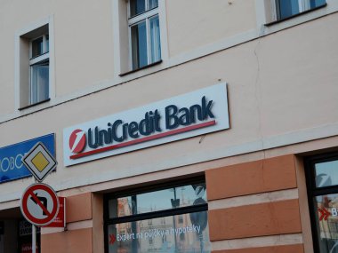 Prag, Çek Cumhuriyeti-9 Ekim 2024: Unicredit Bank, bireyler ve şirketler için bankacılık hizmetleri, krediler ve yatırım çözümleri sunan çok uluslu bir finans kurumudur.