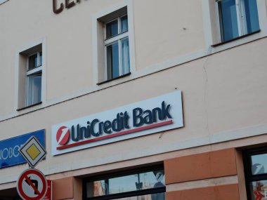 Prag, Çek Cumhuriyeti-9 Ekim 2024: Unicredit Bank, bireyler ve şirketler için bankacılık hizmetleri, krediler ve yatırım çözümleri sunan çok uluslu bir finans kurumudur.