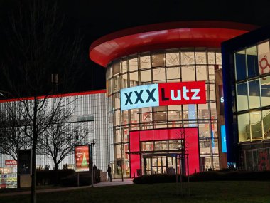 Prag, Çek Cumhuriyeti-9 Ekim 2024: XXXXLutz ev mobilyaları, dcor ve iç aksesuarları ile tanınan geniş bir mobilya perakendecisi, uygun fiyatlı çözümler sunuyor