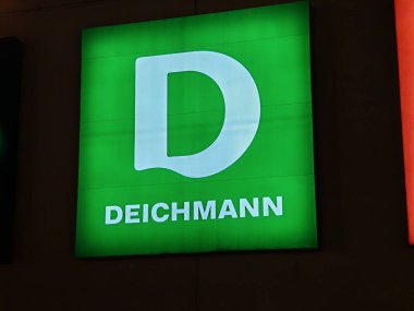 Prag, Çek Cumhuriyeti-9 Ekim 2024: Deichmann, erkek, kadın ve çocuklara şık ve ekonomik ayakkabılar, botlar ve aksesuarlar sunan önde gelen bir ayakkabı perakendecisi..
