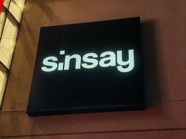 Prag, Çek Cumhuriyeti-9 Ekim 2024: Sinsay, modern alışverişçiler için uygun fiyatlarla moda kıyafetleri, aksesuarlar ve ev dekorasyonu sunan gençlik odaklı moda markası..