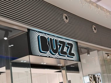 Prag, Çek Cumhuriyeti-9 Ekim 2024: Buzz, modern ve şık tüketiciler için spor ayakkabı, spor giyim ve yaşam tarzı ürünleri sunan canlı bir perakende mağaza zinciri..