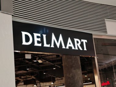 Prag, Çek Cumhuriyeti-9 Ekim 2024: Delmart, tüketicileri anlamak için yüksek kaliteli taze ürün, şarküteri ürünleri ve uluslararası gıda ürünleri sunan birinci sınıf bir market zinciri..