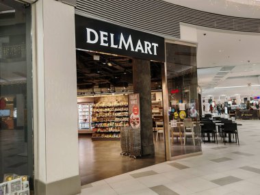 Prag, Çek Cumhuriyeti-9 Ekim 2024: Delmart, tüketicileri anlamak için yüksek kaliteli taze ürün, şarküteri ürünleri ve uluslararası gıda ürünleri sunan birinci sınıf bir market zinciri..