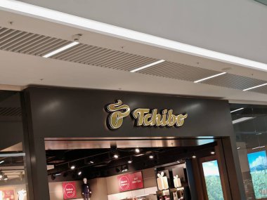 Prag, Çek Cumhuriyeti - SEPTEMBER 13 2024: Sürekli değişen bir seçimle kahve, giysi, ev eşyaları ve yaşam tarzı ürünleri satmasıyla tanınan TCHIBO tarafından perakende satış mağazası.