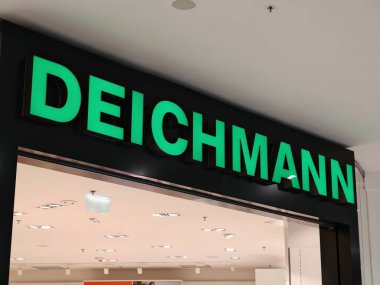 Prag, Çek Cumhuriyeti-9 Ekim 2024: Deichmann, erkek, kadın ve çocuklara şık ve ekonomik ayakkabılar, botlar ve aksesuarlar sunan önde gelen bir ayakkabı perakendecisi..