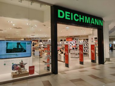 Prag, Çek Cumhuriyeti-9 Ekim 2024: Deichmann, erkek, kadın ve çocuklara şık ve ekonomik ayakkabılar, botlar ve aksesuarlar sunan önde gelen bir ayakkabı perakendecisi..