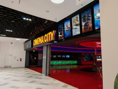 Prag, Çek Cumhuriyeti-9 Ekim 2024: Cinema City, modern sinemalar, gişe rekorları kıran filmler ve sinema meraklıları için gelişmiş bir izleme deneyimi sunan önde gelen bir sinema zinciri.