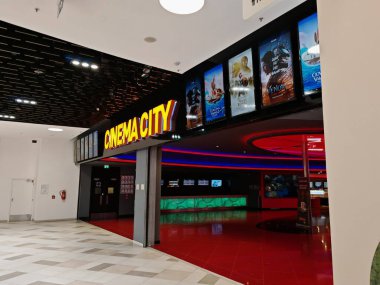 Prag, Çek Cumhuriyeti-9 Ekim 2024: Cinema City, modern sinemalar, gişe rekorları kıran filmler ve sinema meraklıları için gelişmiş bir izleme deneyimi sunan önde gelen bir sinema zinciri.