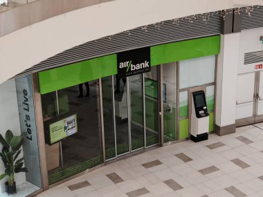 Prag, Çek Cumhuriyeti-9 Ekim 2024: Air Bank kullanıcı dostu bankacılık hizmetleri, yenilikçi dijital çözümler ve müşteri odaklı finans ürünleri sunan modern bir finans kurumudur.