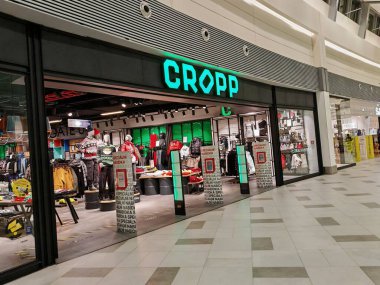 Prag, Çek Cumhuriyeti-9 Ekim 2024: Cropp, kenar mahalle kıyafetleri, gündelik kıyafetler ve kadın ve erkekler için moda aksesuarları sunan, stil ve bütçeyi birleştiren bir gençlik odaklı moda markası..