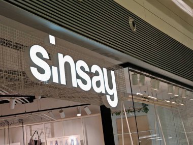 Prag, Çek Cumhuriyeti-9 Ekim 2024: Sinsay, modern alışverişçiler için uygun fiyatlarla moda kıyafetleri, aksesuarlar ve ev dekorasyonu sunan gençlik odaklı moda markası..
