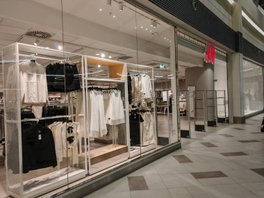 Prag, Çek Cumhuriyeti-9 Ekim 2024: H a M, sürdürülebilir moda odaklı, erkekler, kadınlar ve çocuklar için uygun fiyatlı giyim, ayakkabı ve aksesuarlar sunan küresel bir moda perakendecisi.