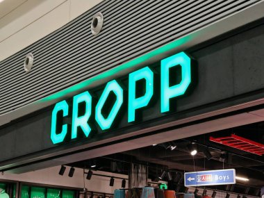 Prag, Çek Cumhuriyeti-9 Ekim 2024: Cropp, kenar mahalle kıyafetleri, gündelik kıyafetler ve kadın ve erkekler için moda aksesuarları sunan, stil ve bütçeyi birleştiren bir gençlik odaklı moda markası..