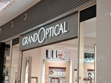 Prag, Çek Cumhuriyeti-9 Ekim 2024: Grand Optic, modern teknolojiyle uzman görüş bakımını birleştirerek geniş bir yelpazede şık gözlük, güneş gözlüğü ve reçeteli gözlük sunuyor.