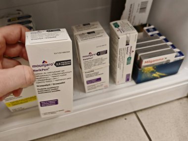 Prag, Çek Cumhuriyeti - 25 Ekim 2024: Tip 2 diyabet ve ağırlık yönetimi için kullanılan TIRZEPATIDE aktif maddesi ile MOUNJARO KWIKPEN.