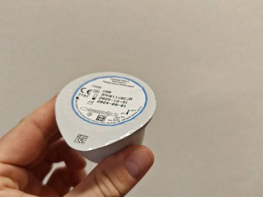 Prag, Çek Cumhuriyeti-9 Ekim 2024: ABBOTT tarafından geliştirilen FreeStyle Libre 2, diyabet hastaları için tasarlanmış ve gerçek zamanlı glikoz ölçümleri ve yönetim sağlayan sürekli bir glikoz izleme sistemidir.