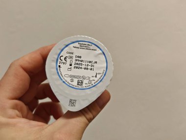 Prag, Çek Cumhuriyeti-9 Ekim 2024: ABBOTT tarafından geliştirilen FreeStyle Libre 2, diyabet hastaları için tasarlanmış ve gerçek zamanlı glikoz ölçümleri ve yönetim sağlayan sürekli bir glikoz izleme sistemidir.