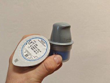 Prag, Çek Cumhuriyeti-9 Ekim 2024: ABBOTT tarafından geliştirilen FreeStyle Libre 2, diyabet hastaları için tasarlanmış ve gerçek zamanlı glikoz ölçümleri ve yönetim sağlayan sürekli bir glikoz izleme sistemidir.