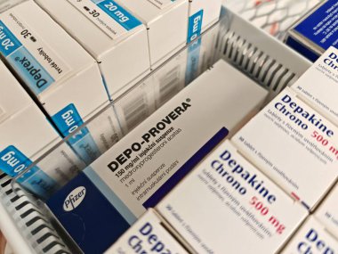 Prag, Çek Cumhuriyeti - 9 Temmuz 2024: DEPO-PROVERA kutu dolusu medroksiprogesteron asetat Pfizer tarafından kullanılan aktif madde, doğum kontrol, adet bozuklukları, endometriozi