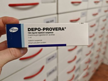 Prag, Çek Cumhuriyeti - 9 Temmuz 2024: DEPO-PROVERA kutu dolusu medroksiprogesteron asetat Pfizer tarafından kullanılan aktif madde, doğum kontrol, adet bozuklukları, endometriozi