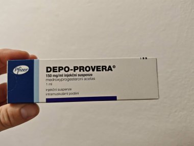 Prag, Çek Cumhuriyeti - 9 Temmuz 2024: DEPO-PROVERA kutu dolusu medroksiprogesteron asetat Pfizer tarafından kullanılan aktif madde, doğum kontrol, adet bozuklukları, endometriozi