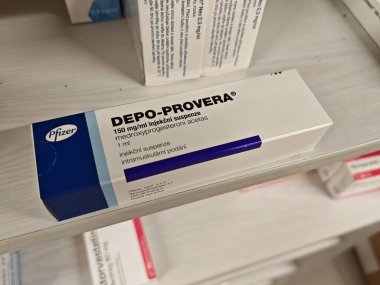 Prag, Çek Cumhuriyeti - 9 Temmuz 2024: DEPO-PROVERA kutu dolusu medroksiprogesteron asetat Pfizer tarafından kullanılan aktif madde, doğum kontrol, adet bozuklukları, endometriozi