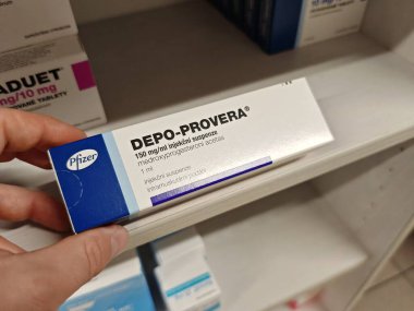 Prag, Çek Cumhuriyeti - 9 Temmuz 2024: DEPO-PROVERA kutu dolusu medroksiprogesteron asetat Pfizer tarafından kullanılan aktif madde, doğum kontrol, adet bozuklukları, endometriozi