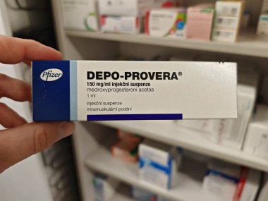 Prag, Çek Cumhuriyeti - 9 Temmuz 2024: DEPO-PROVERA kutu dolusu medroksiprogesteron asetat Pfizer tarafından kullanılan aktif madde, doğum kontrol, adet bozuklukları, endometriozi