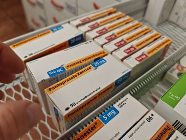 Prag, Çek Cumhuriyeti-17 Haziran 2024: Zentiva tarafından GERD, Mide ülserleri, Esophagitis ve Esophagitis tedavisinde kullanılan Pantoprazole aktif maddeyle dolu PANTOPRAZOLE Zentiva kutusu