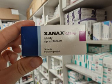 Prag, Çek Cumhuriyeti-28 Ağustos 2024: ilaç kutusunda QR kodu üzerinde kurcalama önleyici cihaz. Sahte İlaç Talimatları. FMD 'de. Eşsiz bir tanımlayıcı ve ilaç üzerinde bir kurcalama önleyici cihaz. İlaç kutusu ve yakın çekim - makro