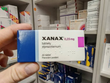 Prag, Çek Cumhuriyeti - 13 EPTEMBER 2024: PFIZER tarafından kullanılan ALPRAZOLAM aktif maddeyle XANAX ilaç kutusu.