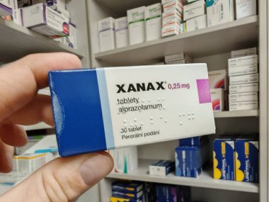 Prag, Çek Cumhuriyeti - 13 EPTEMBER 2024: PFIZER tarafından kullanılan ALPRAZOLAM aktif maddeyle XANAX ilaç kutusu.