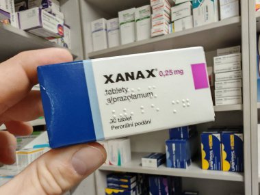 Prag, Çek Cumhuriyeti - 13 EPTEMBER 2024: PFIZER tarafından kullanılan ALPRAZOLAM aktif maddeyle XANAX ilaç kutusu.