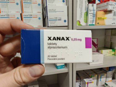 Prag, Çek Cumhuriyeti - 13 EPTEMBER 2024: PFIZER tarafından kullanılan ALPRAZOLAM aktif maddeyle XANAX ilaç kutusu.
