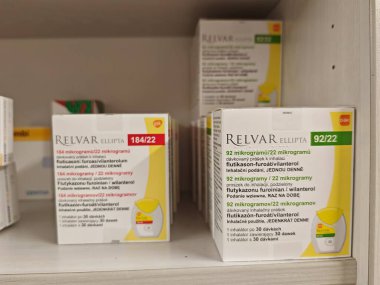 Prag, Çek Cumhuriyeti - 5 Aralık 2024: RELVAR ELLIPTA astım ve COPD için kullanılan GLAXOSMITHKLINE tarafından kullanılan FLUTICASone ve VILANTEROL aktif maddeler.