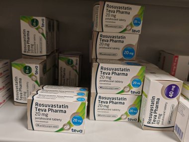 Prag, Çek Cumhuriyeti - 10 Temmuz 2024: Rosuvastatin Teva, yüksek kolesterolün tedavisi ve önlenmesi için kullanılan Rosuvastatin kalsiyum aktif maddeyle dolu ilaç kutusu 