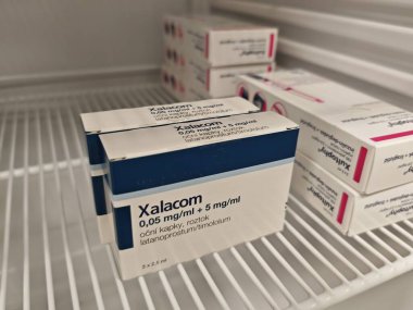 Prag, Çek Cumhuriyeti - 10 Temmuz 2024: LATANOPROST ve TIMOLOL aktif maddelerle göz damlaları içeren XALACOM kutusu, glokom ve göz tansiyonunun tedavisinde kullanılır.