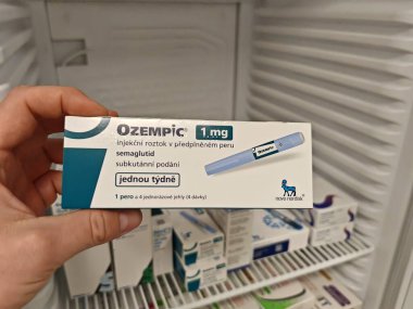 Brno, Çek Cumhuriyeti-2 Ağustos 2024: Ozempic ilaç kutusu NORDISK. Çek Cumhuriyeti 'nde diyabet tedavisi. Bir paket semaglutid. Diyabet ilacı. Bazen kilo vermek için kullanılıyor.