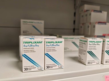 Prag, Çek Cumhuriyeti-8 Ocak 2024: Perindopril, Indapamid, Amlodipin, eczacılık şirketi tarafından üretilen bir kutu TRIPLIXAM Çek ilacı