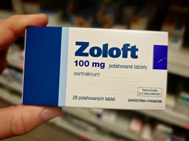 Prag, Çek Cumhuriyeti - 28 Ağustos 2024: PFIZER tarafından SERTRALINE aktif madde içeren ZOLOFT kutusu, depresyon, anksiyete ve OCD tedavisinde kullanılır..